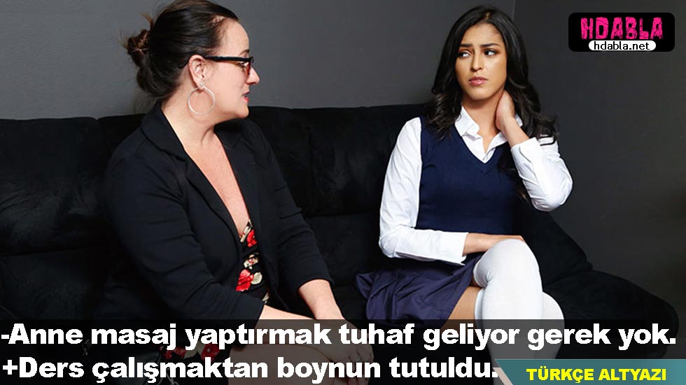 liseli kız ders çalışmaktan boyun ağrısı çeker masaja gelir