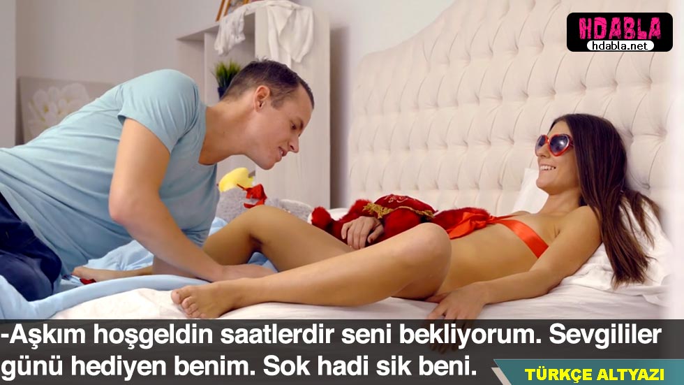 Kendisini hediye paketi yapıp sevgilisini bekledi Abisi geldi