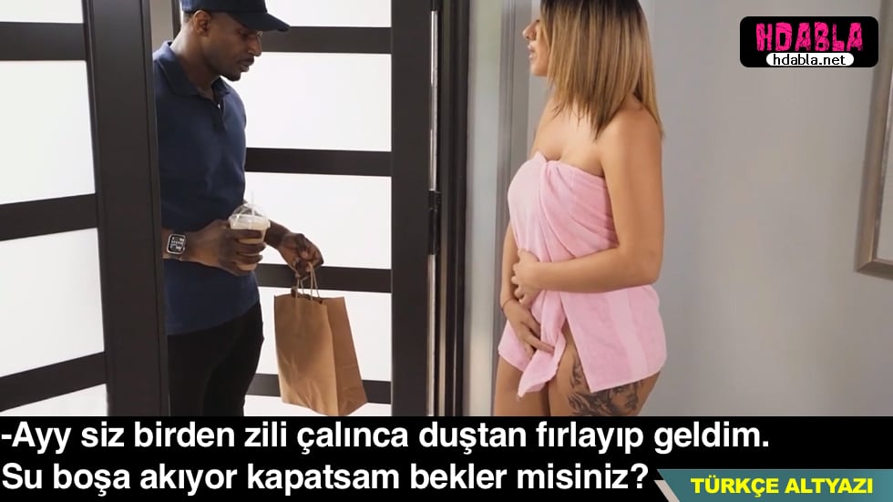 Evli kadın kargocuyu tahrik etmek için kapıyı yarı çıplak açtı