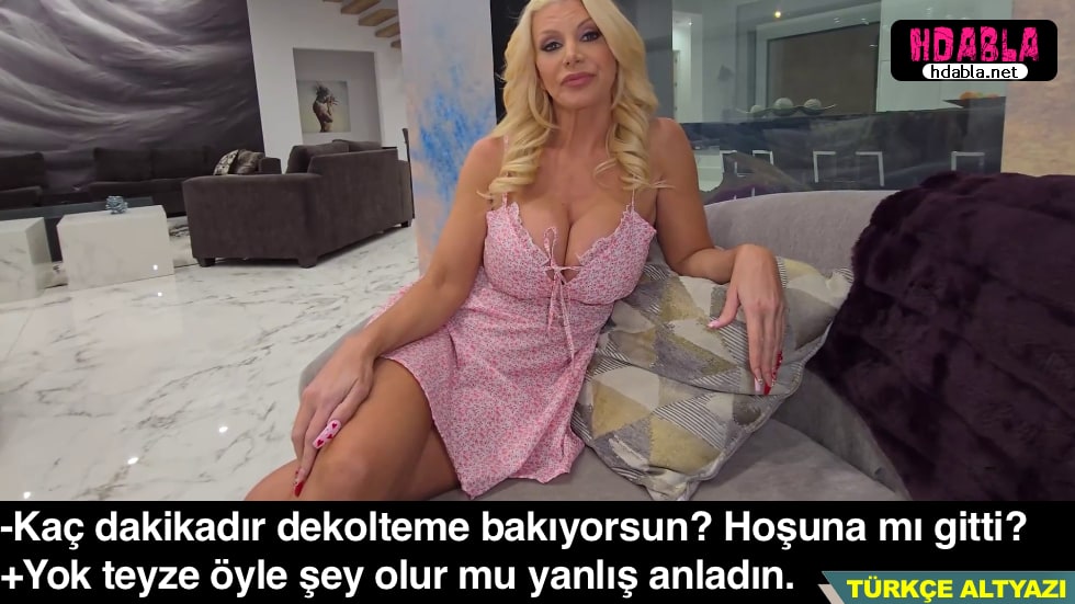 Annemin seksi arkadaşıyla konuşurken gözüm memelerine kaydı Anladı